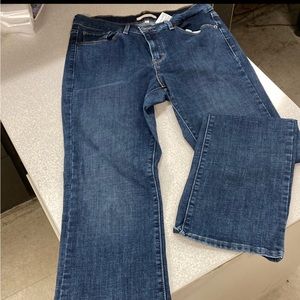 Womens Levi size 6